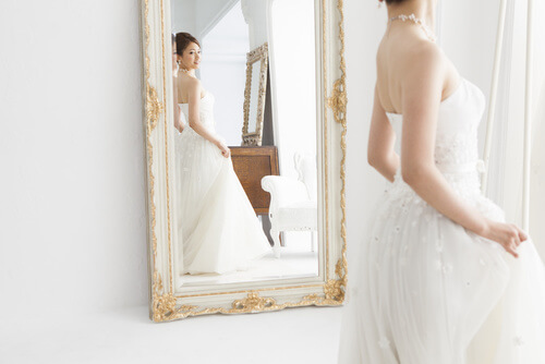 宮古島の鏡で衣装合わせするウェディングドレス姿の花嫁